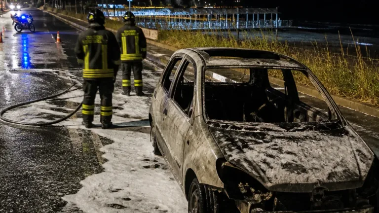 Catania, corpo carbonizzato trovato in un'auto data alle fiamme alla Plaia